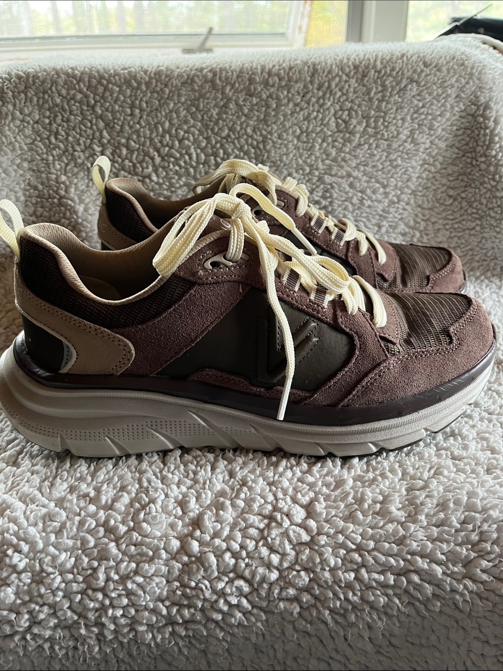 Women’s Vionic SkylineBrown Casual Sneakers with Cream Accents size 8.5